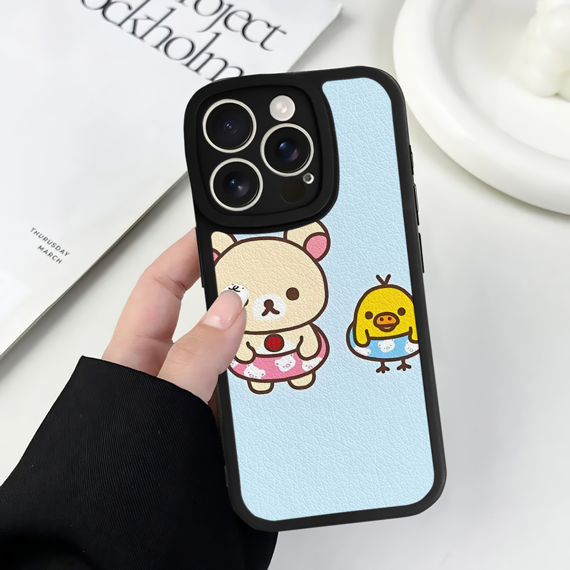 （画像用） リラックマ リラックマ キイロイトリ Rilakkuma Korilakkuma Kiiroitori 【iPhone 16シリーズ対応】シリコンスマホケース（レザー調） 材質：シリコン
